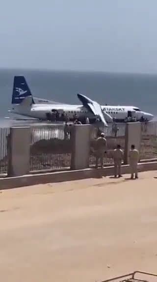 Avião com 55 pessoas faz pouso de emergência em praia