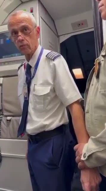 Piloto da Latam é preso dentro de cabine de avião em aeroporto