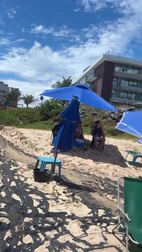 FLAGRA: 'rio' de água suja contamina areia da Praia do Bessa, em João Pessoa