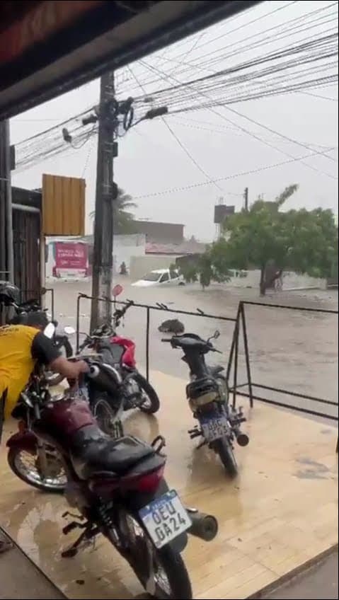 Água invade casas em Santa Rita e deixa veículos ilhados em avenida, após fortes chuvas