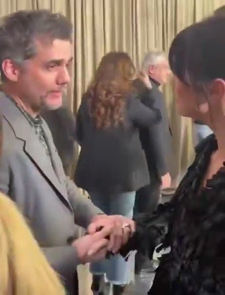 Mia Goth encontra Wagner Moura e conversam em português