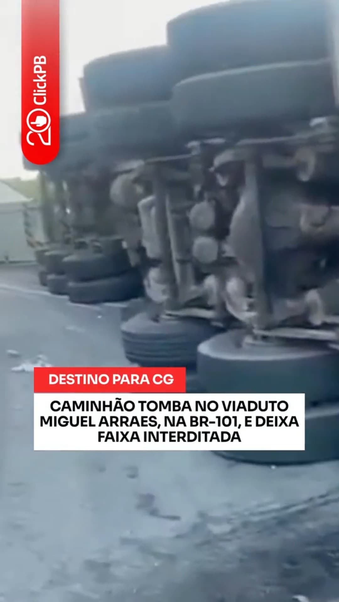 Caminhão tomba e interdita faixa na BR-101 #PaulistaPE #Trânsito #Shorts