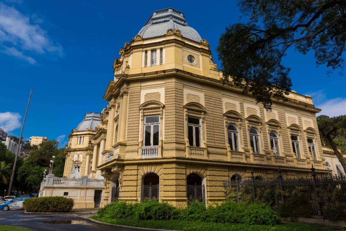 Estado e Prefeitura do Rio decretam ponto facultativo para jogo do Brasil na segunda