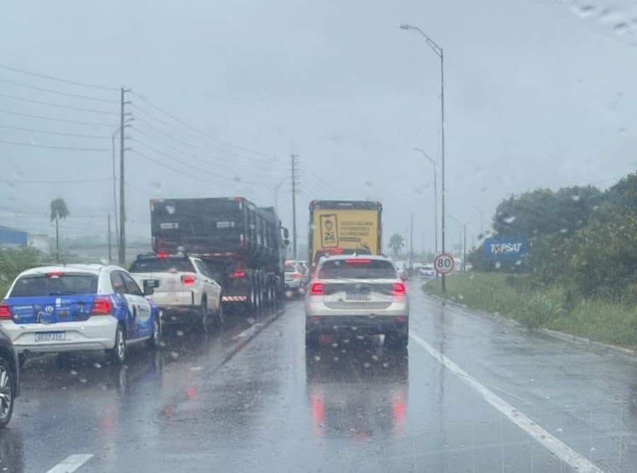 Chuvas provocam congestionamento na BR-230 entre Bayeux e Santa Rita nesta sexta-feira