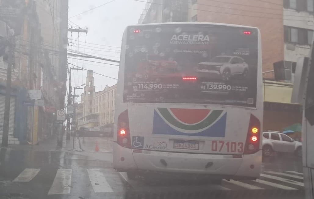 Alagamento interdita Viaduto Damásio Franca e altera trânsito no Centro de João Pessoa
