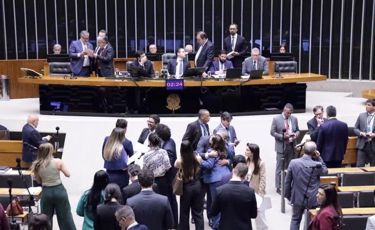 Câmara aprova projeto para redução de tributos federais sobre combustíveis