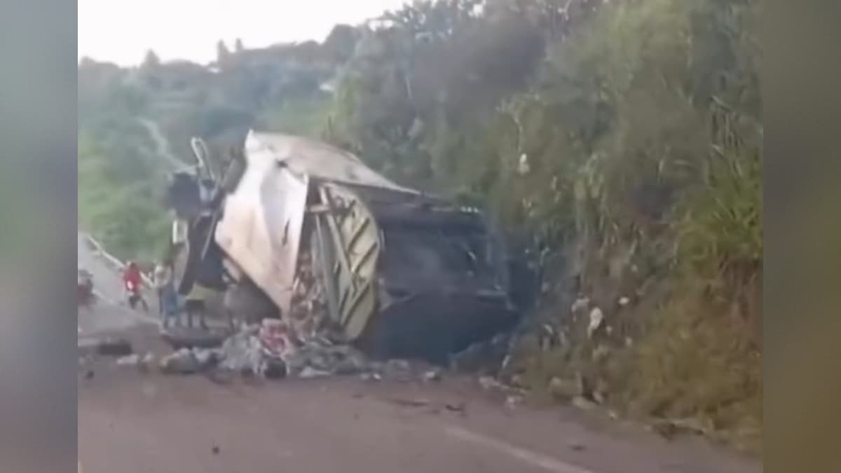 Três vítimas fatais em colisão envolvendo caminhão, carro e motos na BR-104 são identificadas