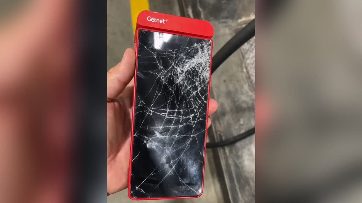 Frentista arremessa maquineta após carro deixar posto em João Pessoa sem pagar