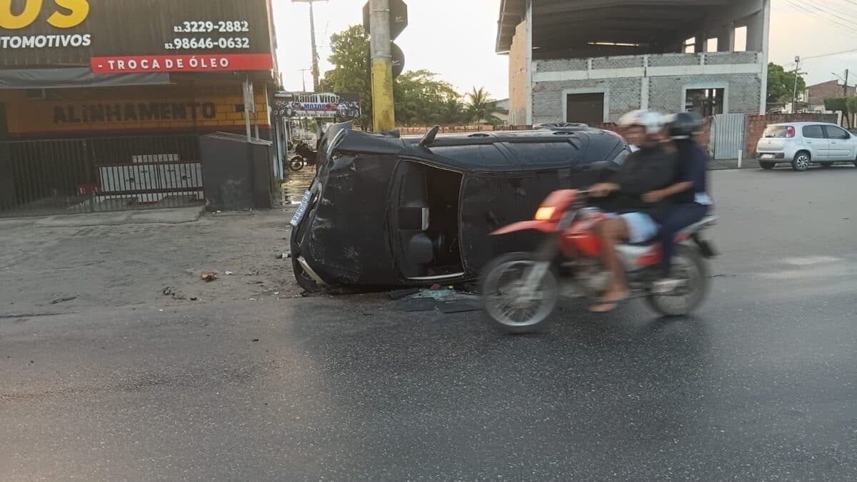 Câmera flagra momento em que carro bate em proteção de poste e capota em Santa Rita