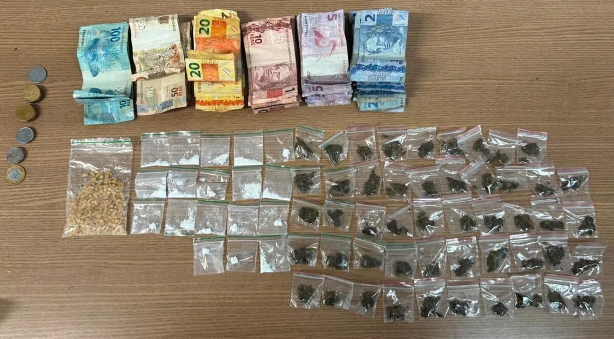 Adolescente é apreendido com quase R$ 900 e drogas em comunidade de João Pessoa