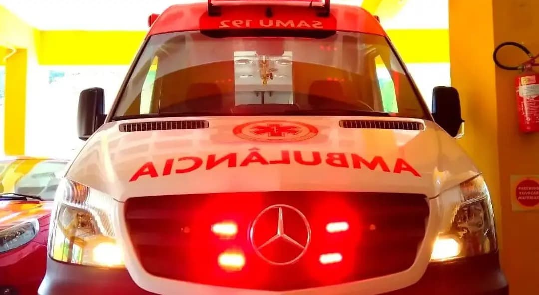 Jovem fica gravemente ferida após colisão entre motos em Patos