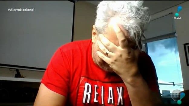 Bolsonaro revela preferência a jornalistas durante saída do Alvorada: 'eu estou assistindo o Sikêra aqui, tá ok?'