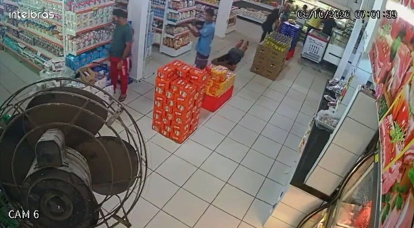 Dupla rouba carro de motorista de aplicativo em João Pessoa e tenta assaltar mulher; câmeras registram