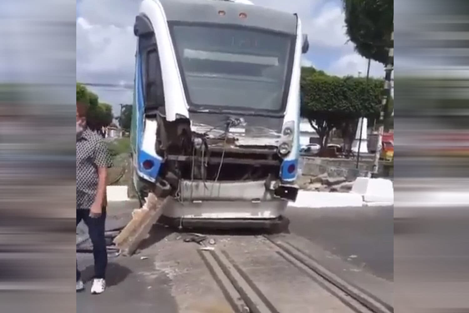 Vídeo: carro bate em trem e interrompe trânsito na Grande João Pessoa
