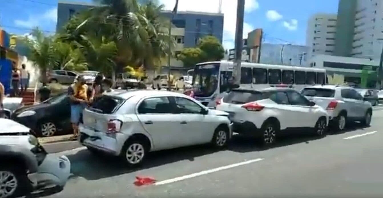 Suspeito de assalto é espancado por populares em Cruz das Armas, em João Pessoa