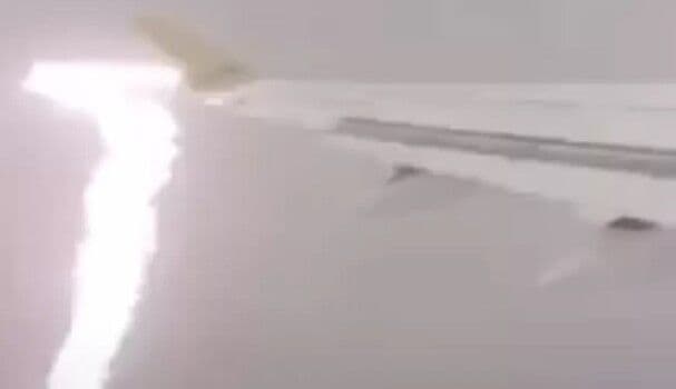 Vídeo registra momento em que turista é atingida por raio na praia