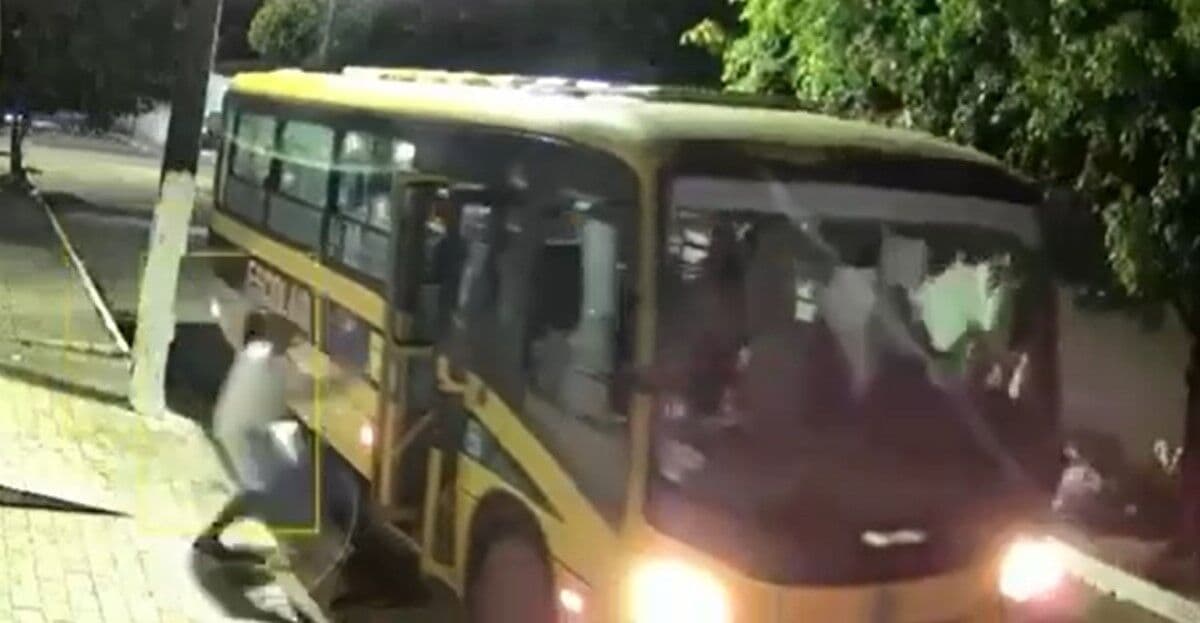 Manifestantes realizam ato contra Bolsonaro com cruzes e cartazes em praia de João Pessoa