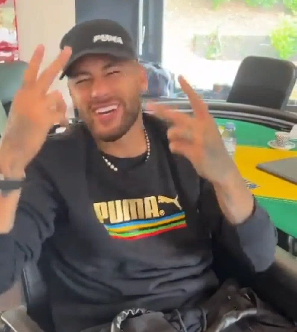 Neymar discute com torcedor logo após conquistar o ouro olímpico