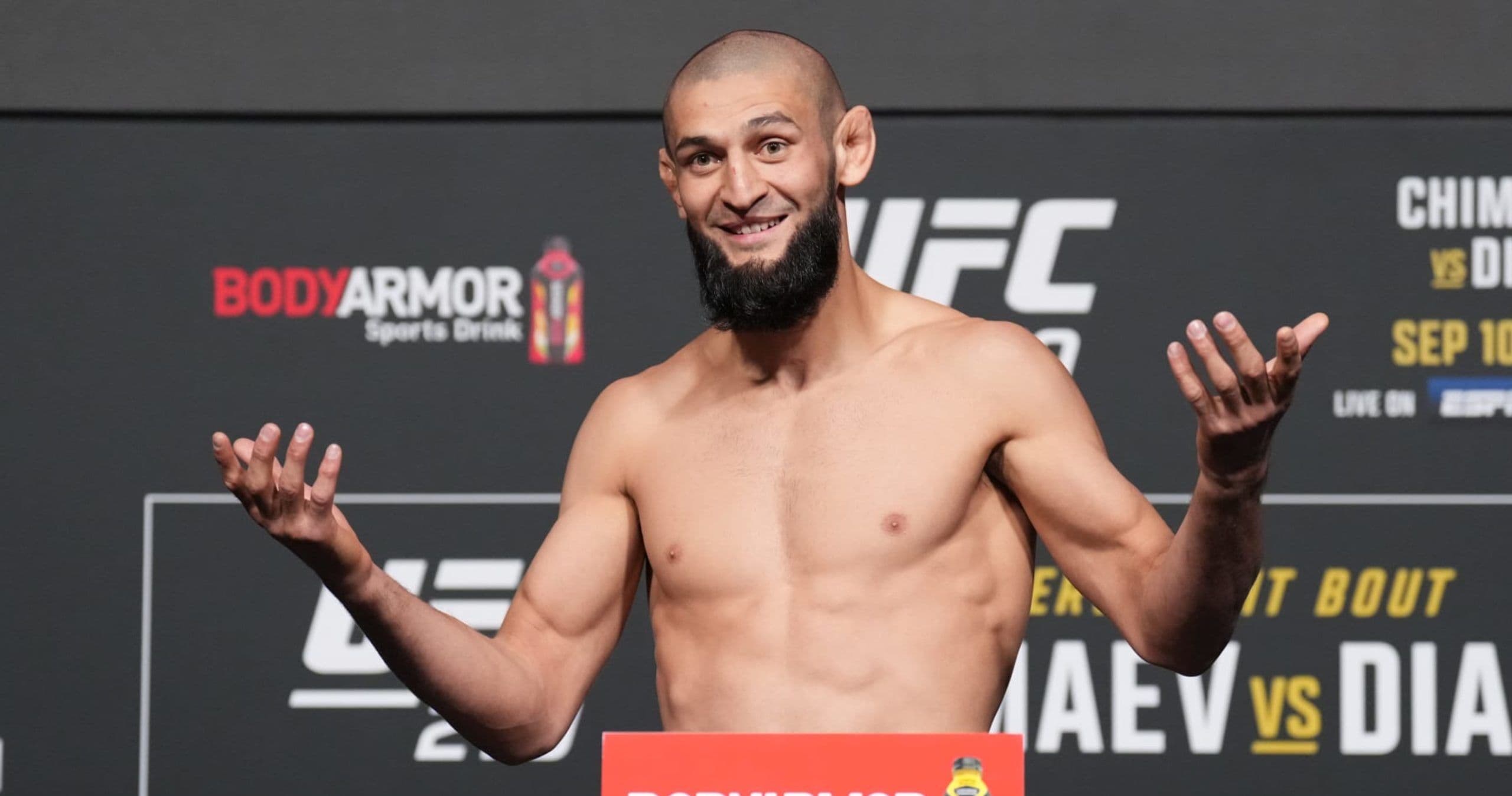 Chimaev, estrela em ascensão no UFC, ganha carro importado de Kadyrov, ditador da Chechênia