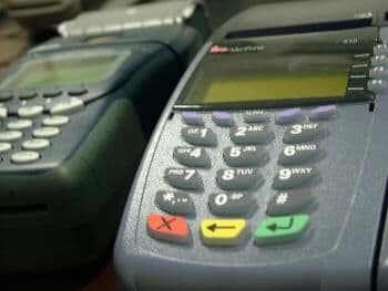 Na TV, pastor inova e cria o dízimo no débito automático