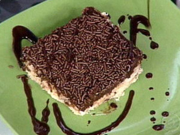 Aprenda a preparar uma torta de chocolate com massa branca e preta
