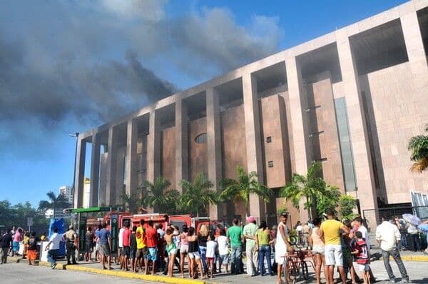 Incêndio atinge prédio de fórum no Recife