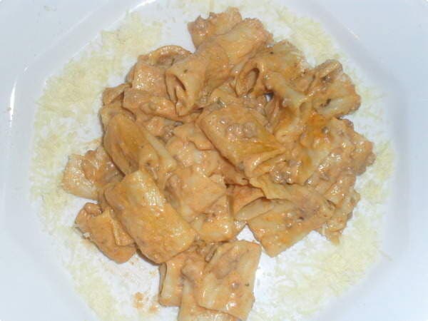 Macarrão preparado na panela de pressão com carne moida é boa pedida almoço desta quinta