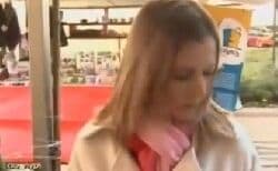 Repórter que atendeu celular ao vivo foi vítima de erro técnico