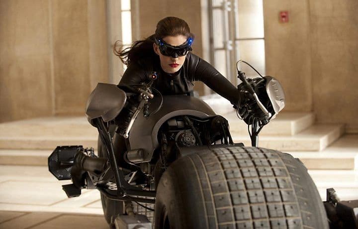 Anne Hathaway se inspira em vídeos de gatos para viver a Mulher-Gato no cinema