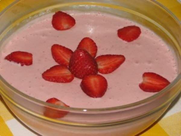 Prepare mousse de morango para a sobremesa de hoje; rápido e barato