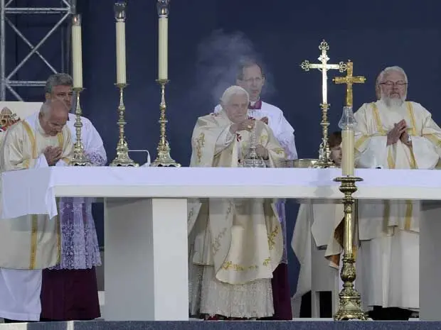 Bento XVI compara nazismo e comunismo à chuva ácida