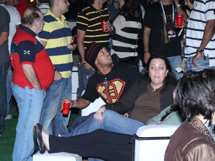 Suspenso de jogo do Flamengo, Ronaldinho aparece bebendo na noite carioca