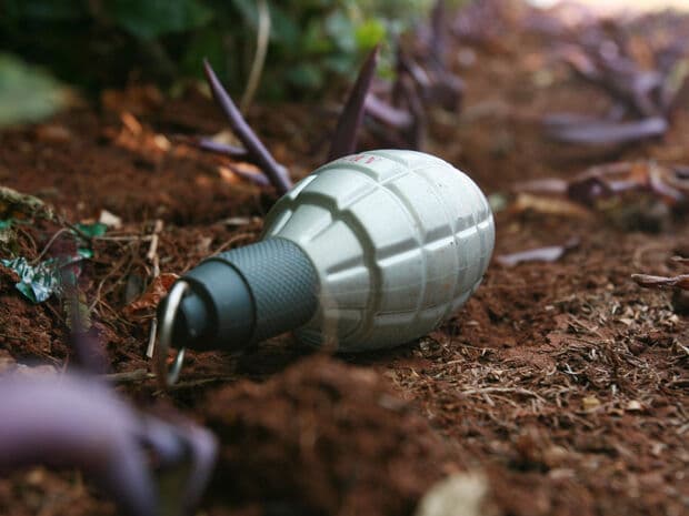 Frasco de perfume em formato de granada fecha ruas em Ribeirão Preto