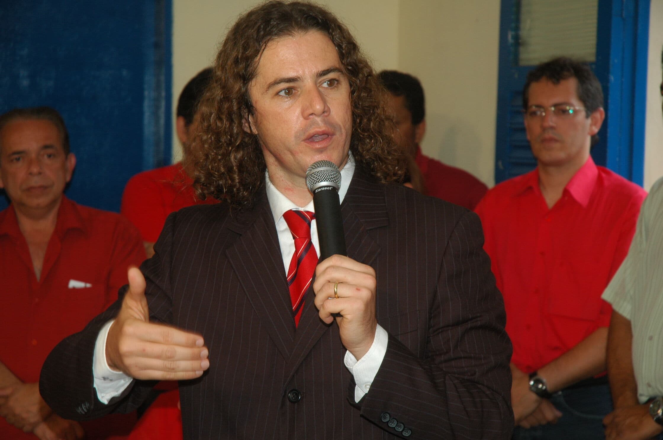 Veneziano convoca concursados e anuncia ações de internet e redes sociais