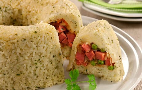 Prepare um delicioso arroz recheado com mortadela para o almoço desta segunda