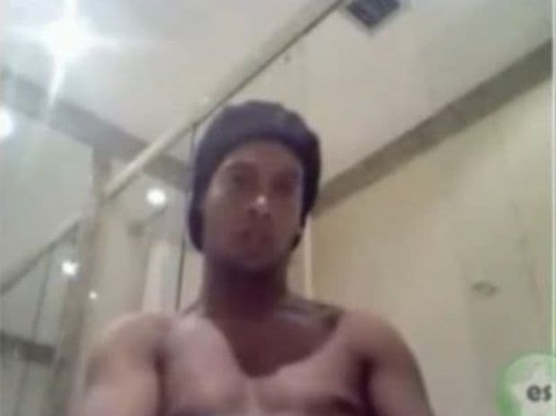 Ronaldinho diz que vídeo é montagem e registra caso na Polícia