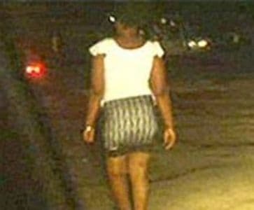 Homem contrata acompanhante e se assusta quando vê que a prostituta é sua filha