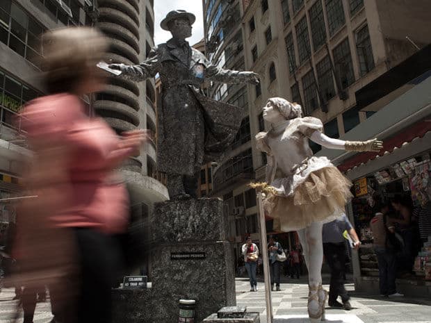 Estátua viva passa até três horas na mesma posição