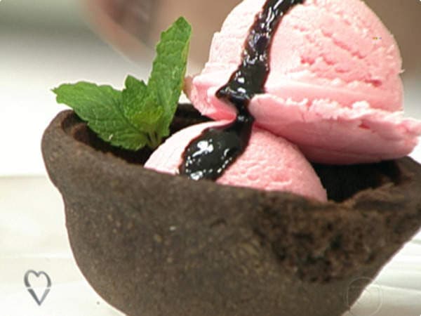 Casquinha de chocolate vai bem com açaí ou sorvete; conheça a receita