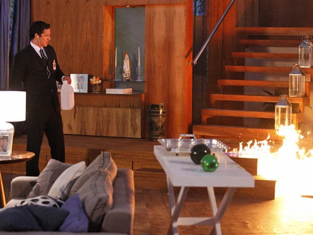 Ferdinand incendeia casa de Griselda a mando de Tereza Cristina