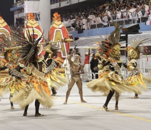 Vencedoras do Carnaval de São Paulo desfilam nesta sexta