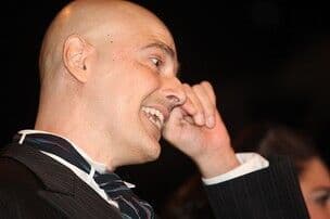 Reynaldo Gianecchini volta aos palcos e é aplaudido de pé por plateia