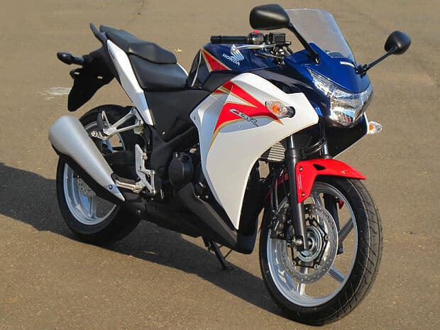 Honda CBR 250R chega ao Brasil por R$ 15.490