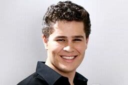 Cantor Pedro faz traqueostomia para preservar função das cordas vocais