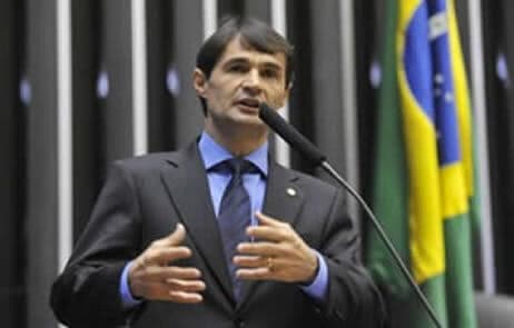 Romero Rodrigues cobra respeito a Jhony Bezerra após críticas à família Cunha Lima