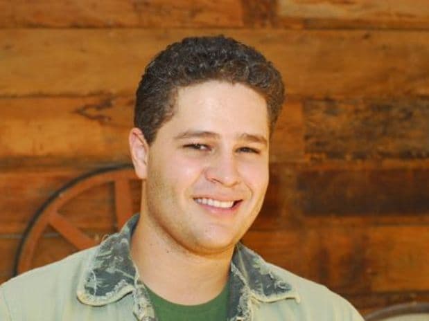 Cantor Pedro acorda após cirurgia em SP