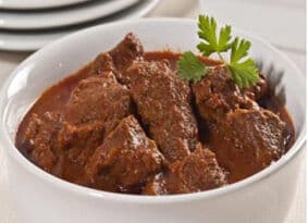 Acém cozido na pressão com molho de pimenta