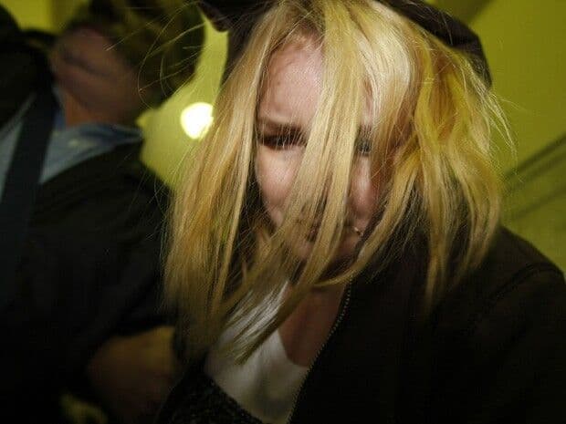 Elize participa de reconstituição em apartamento onde executivo foi morto