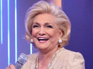 Hebe Camargo recebe alta e deixa hospital em São Paulo