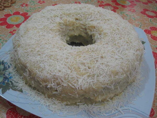 Prepare bolo de fubá com cobertura de beijinho